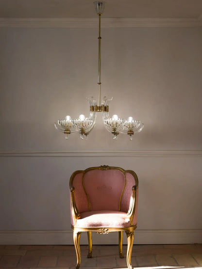 Lampadario antico di Murano fotografato con una poltroncina Luifgi XVI | Lo Stile Italiano