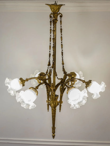 Lampadario vintage in bronzo con paralumi in vetro satinato | Lo Stile Italiano