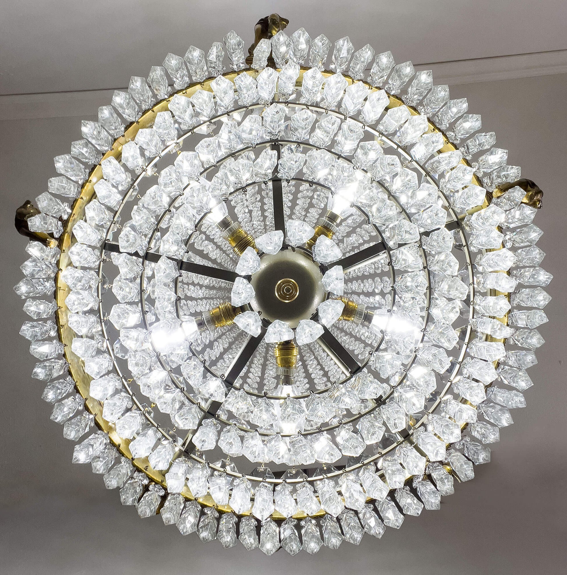 Lampadario Lussuoso con Dettagli Ornamentali in Bronzo e Prismatici di Cristallo. | Lo Stile Italiano