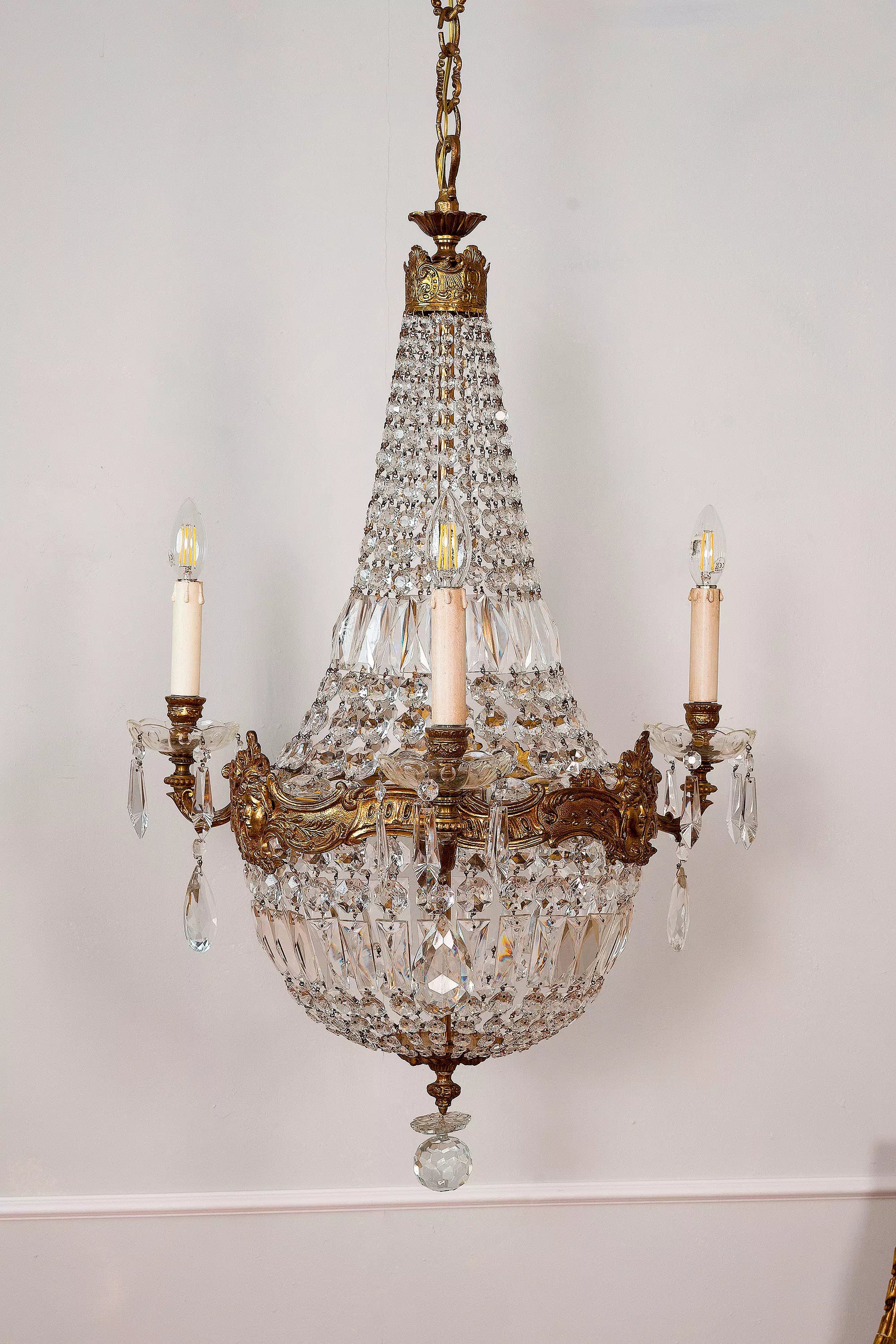 Lampadario antico a 6 luci con gocce di cristallo pendenti. | Lo Stile Italiano