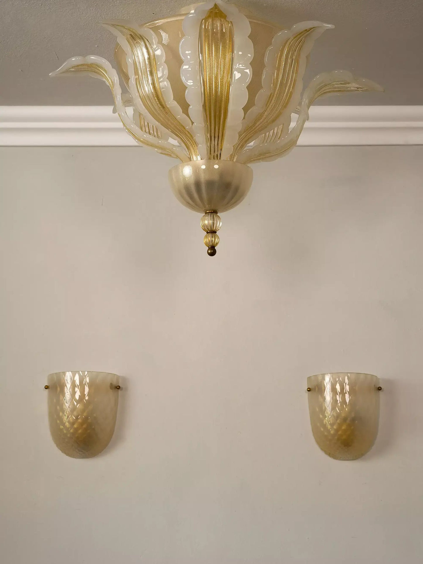 Lampadario a 4 luci in vetro soffiato e foglia oro. - Lo Stile Italiano