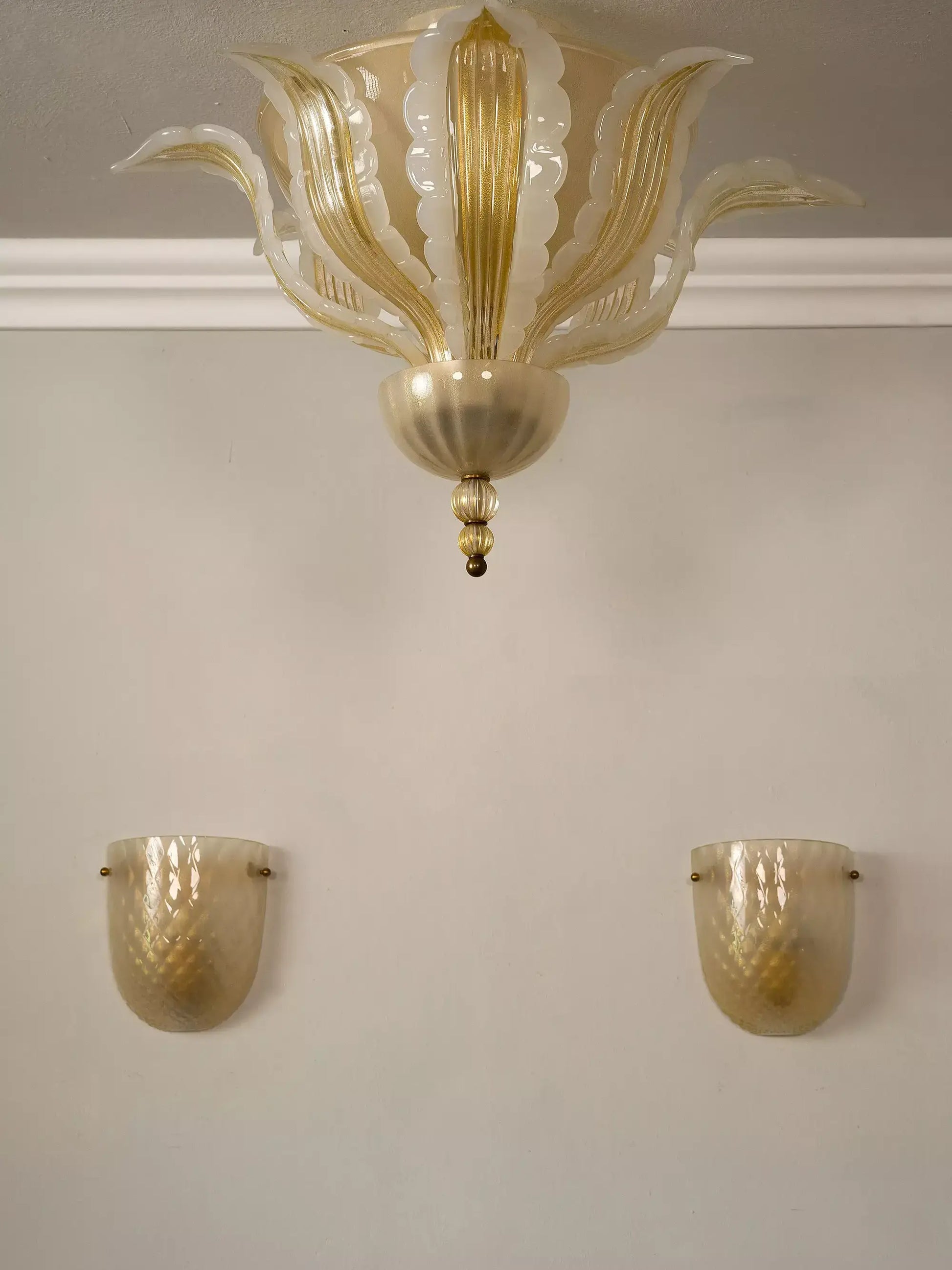 Lampadario a 4 luci in vetro soffiato e foglia oro. - Lo Stile Italiano