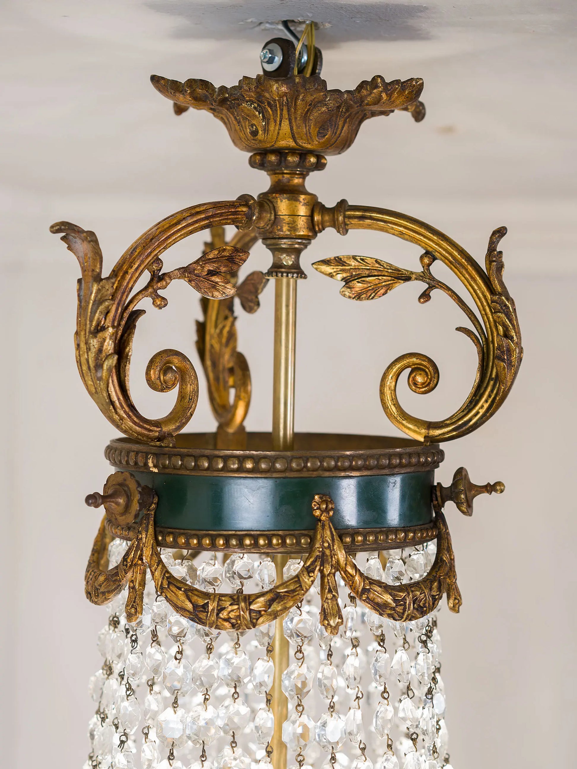 Dettaglio della cimasa del lampadario Impero | Lo Stile Italiano