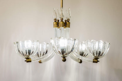 Lampadario italiano in vetro di Murano, con un design degli anni '40, realizzato con maestria da artigiani veneziani e adornato da dettagli in ottone. | Lo Stile Italiano