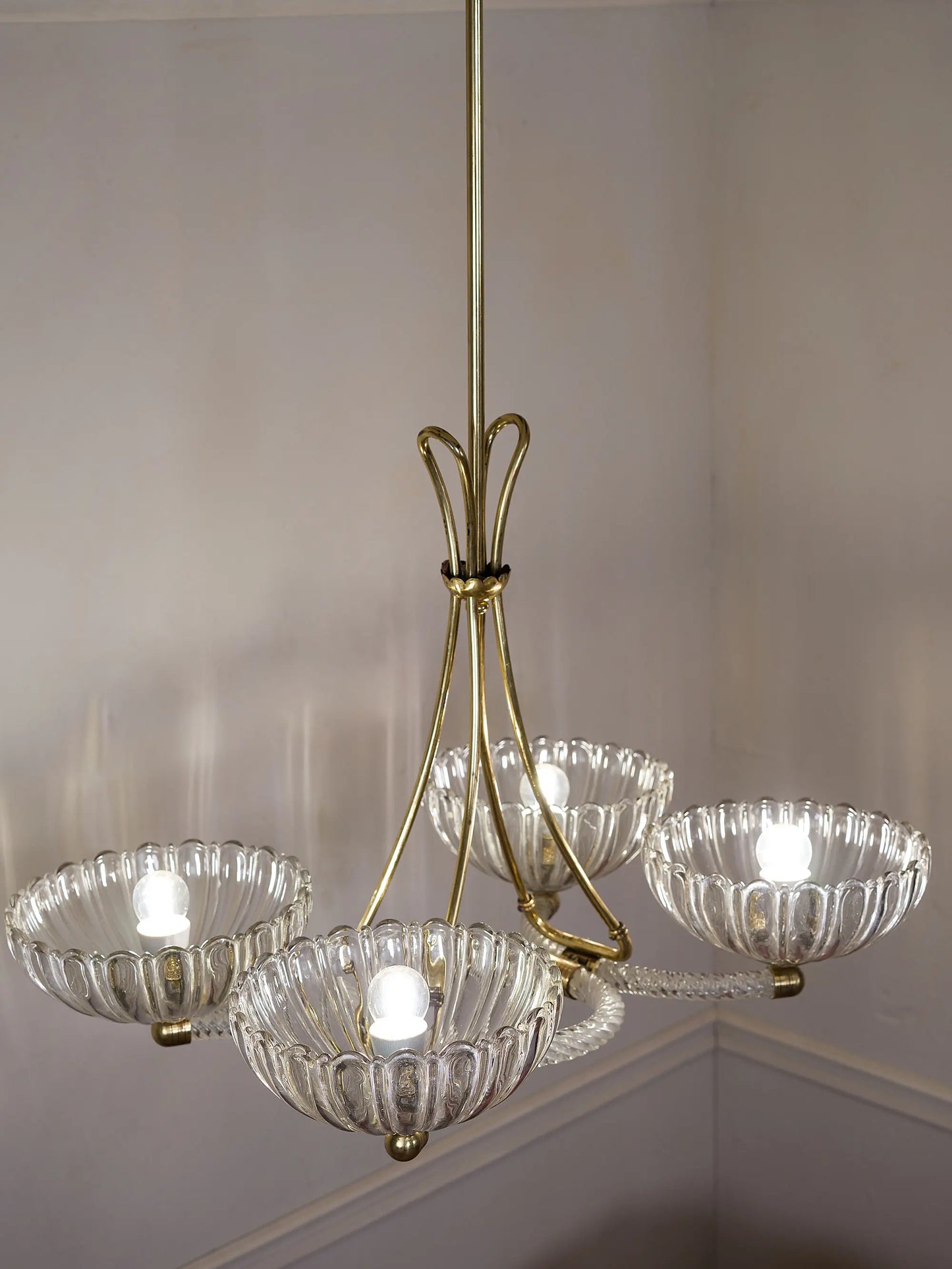 Raffinato lampadario italiano in vetro di Murano con quattro luci e struttura in ottone. | Lo Stile Italiano