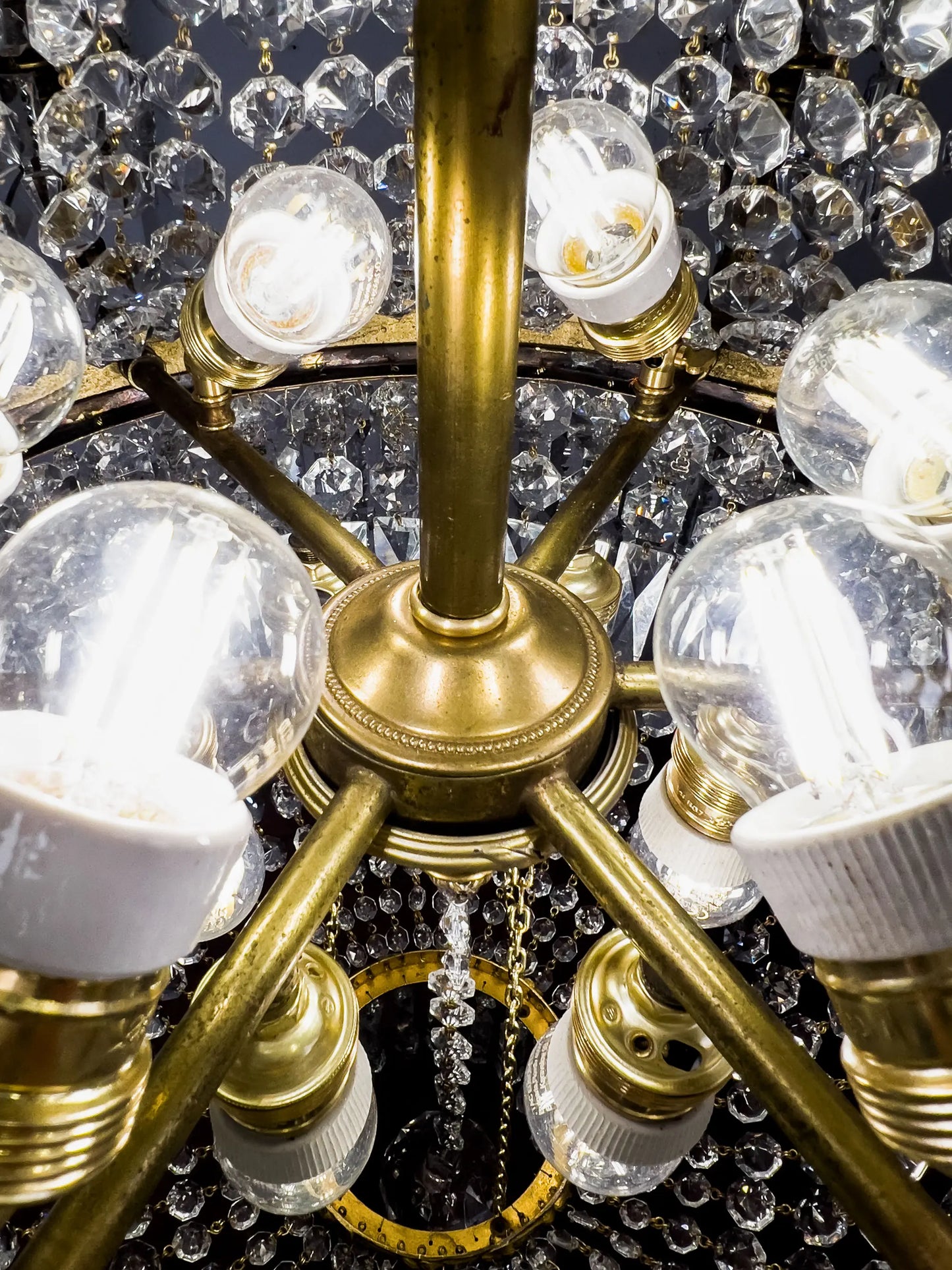 interno del lampèadario illuminato da 18 luci | lo Stile Italiano