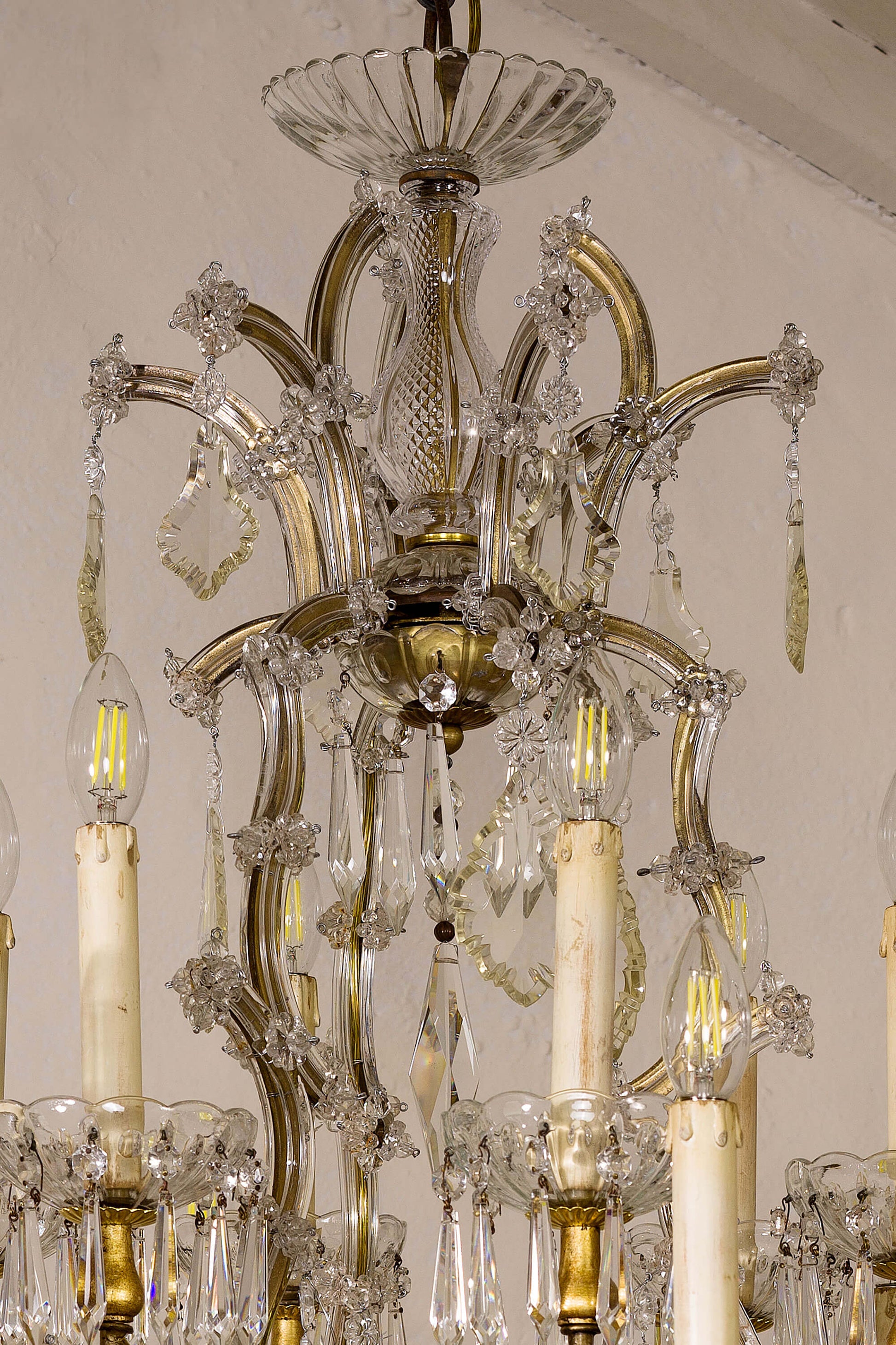 Antico lampadario di cristallo risalente ai primi anni del ‘900. | Lo Stile Italiano