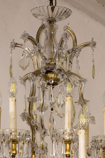 Antico lampadario di cristallo risalente ai primi anni del ‘900. | Lo Stile Italiano