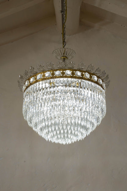 Lampadario a sospensione stile Impero in cristallo, illuminato da cinque punti luce: quattro con attacco E12 e uno con attacco E27. | Lo Stile Italiano