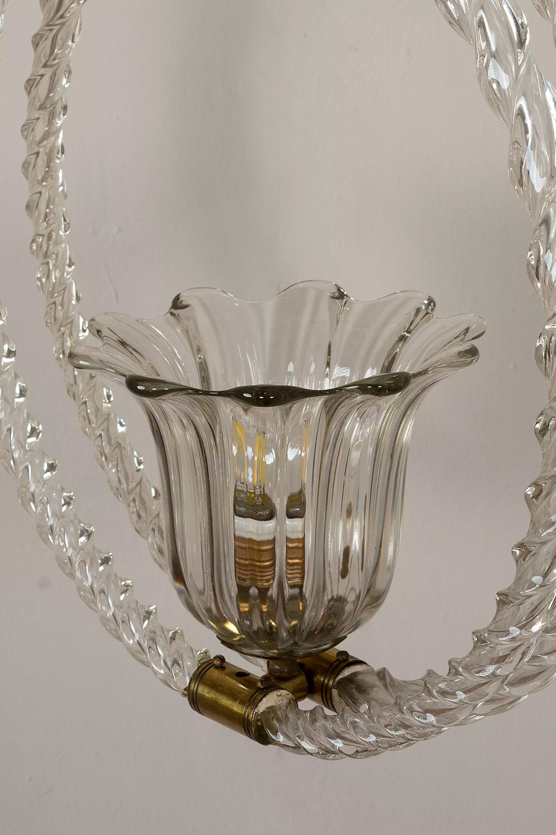Coppa centrale del lampadario realizzata in vetro veneziano.| Lo Stile Italiano