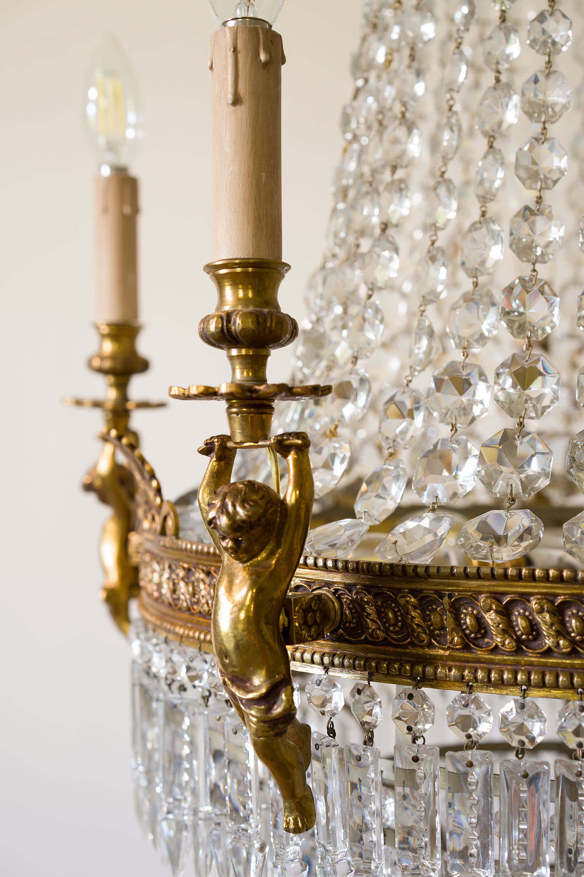 Lampadario Artigianale del XX Secolo con Dettagli in Cristallo e Bronzo. | Lo Stile Italiano