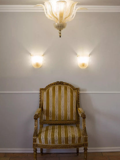 Lampadario a tre livelli con decorazioni in foglia oro zecchino. - Lo Stile Italiano