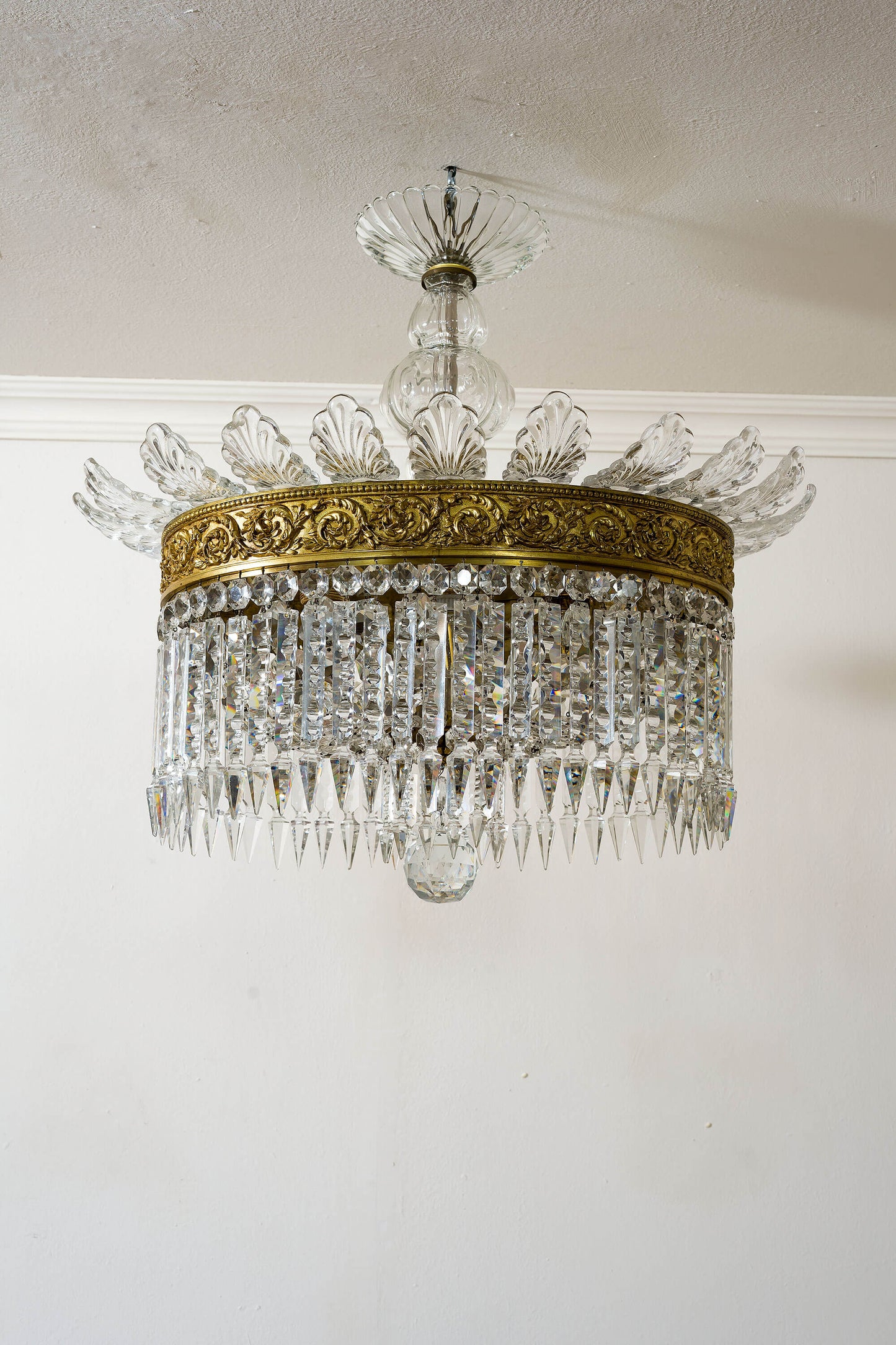 Bel lampadario da soggiorno realizzato in ottone cesellato, cristallo di Boemia e vetro.| Lo Stile Italiano