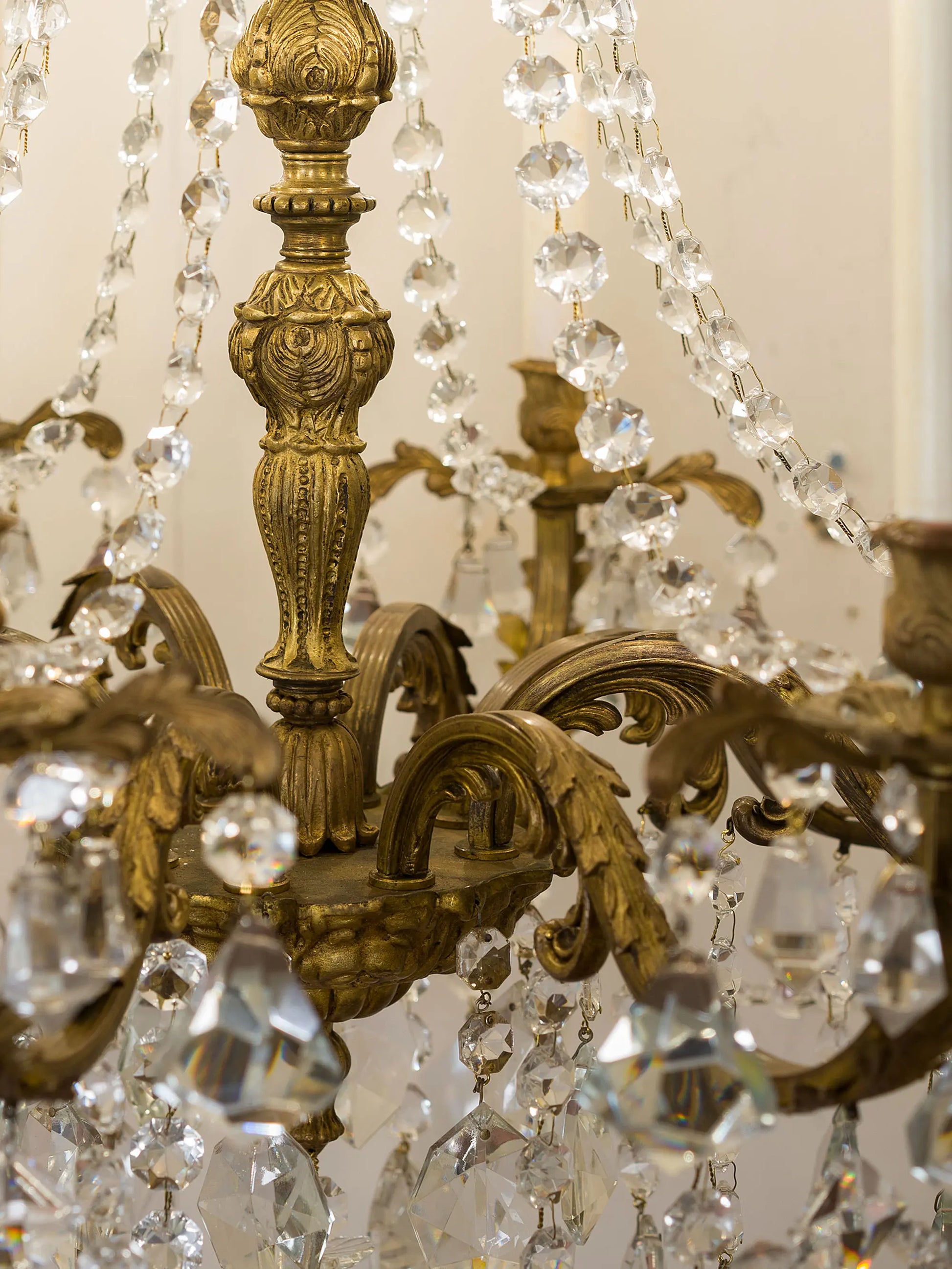 Lampadario di lusso in bronzo e cristallo per arredamento salone classico