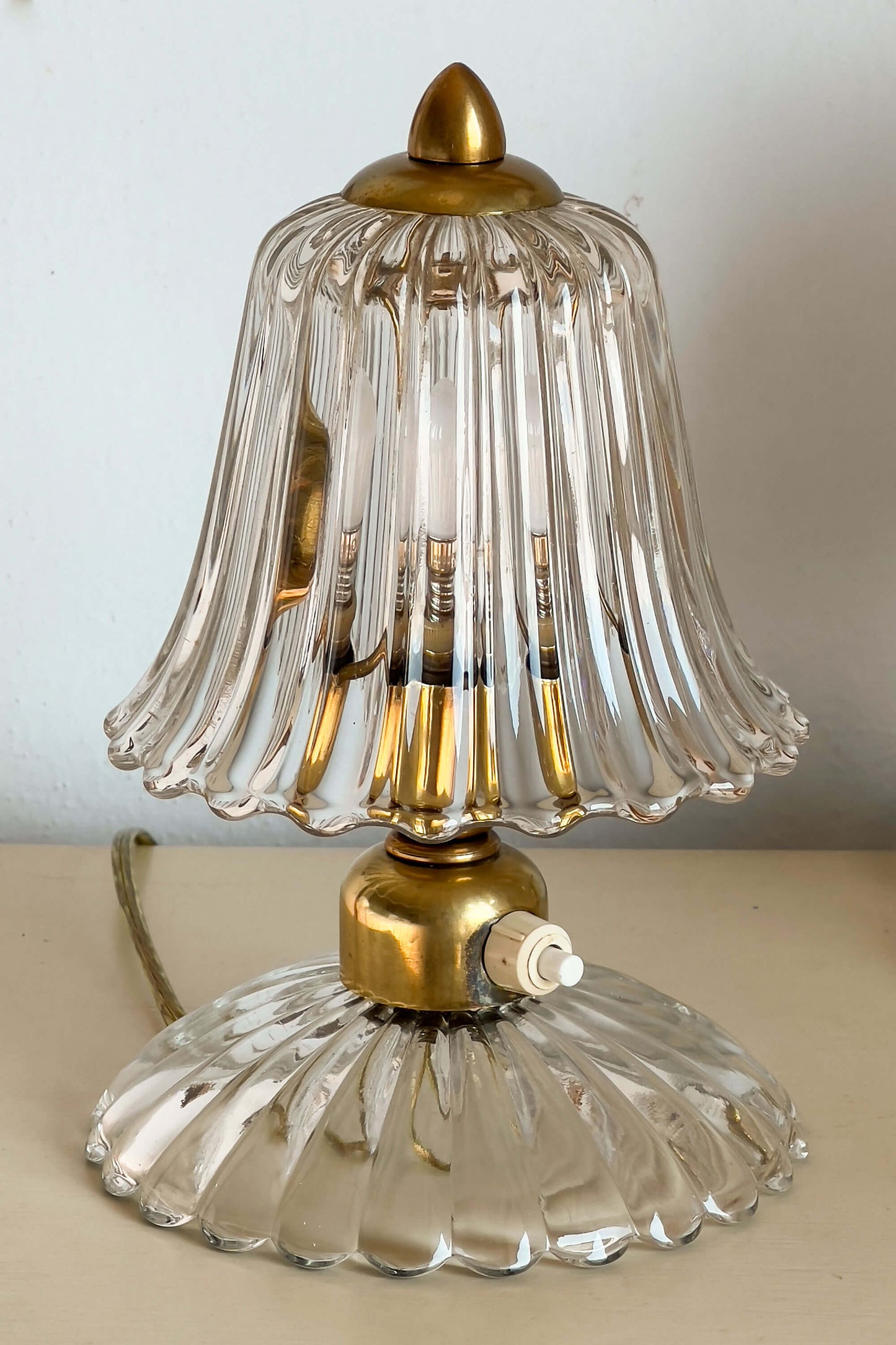 Lampade da comodino in vetro di Murano autentiche, anni '40. Morbida diffusione della luce, design raffinato. | Lo Stile Italiano