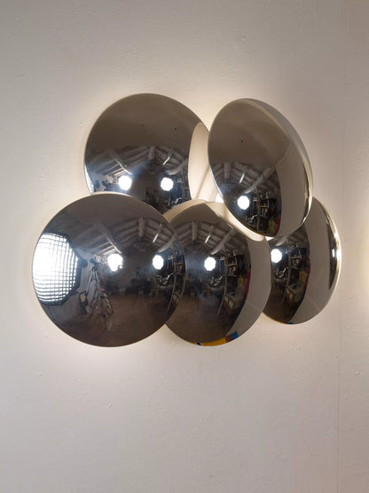 Iconiche applique vintage anni ’70 di Goffredo Reggiani. Geometrie riflettenti e luce diffusa. | Lo Stile Italiano
