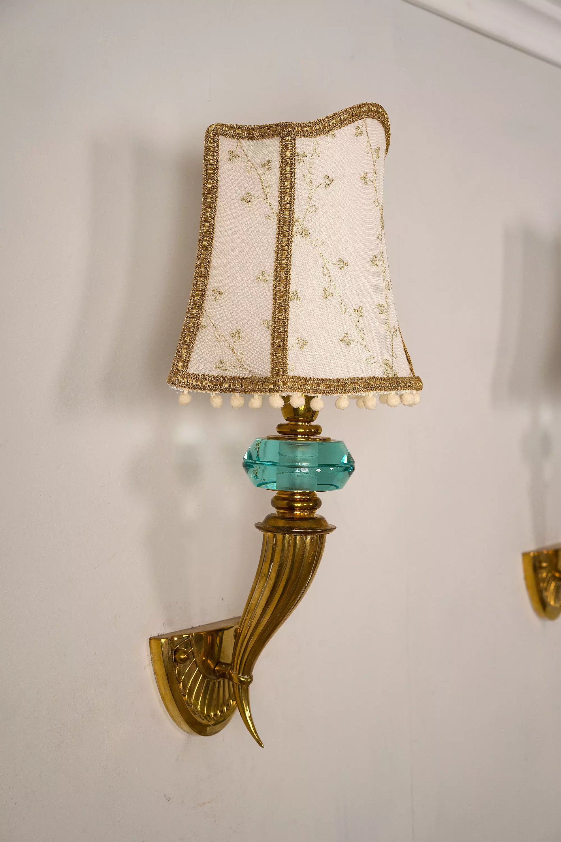 Splendida Applique Vintage in Ottone a Forma di Cornucopia con Accento di Cristallo Azzurro| Lo Stile Italiano