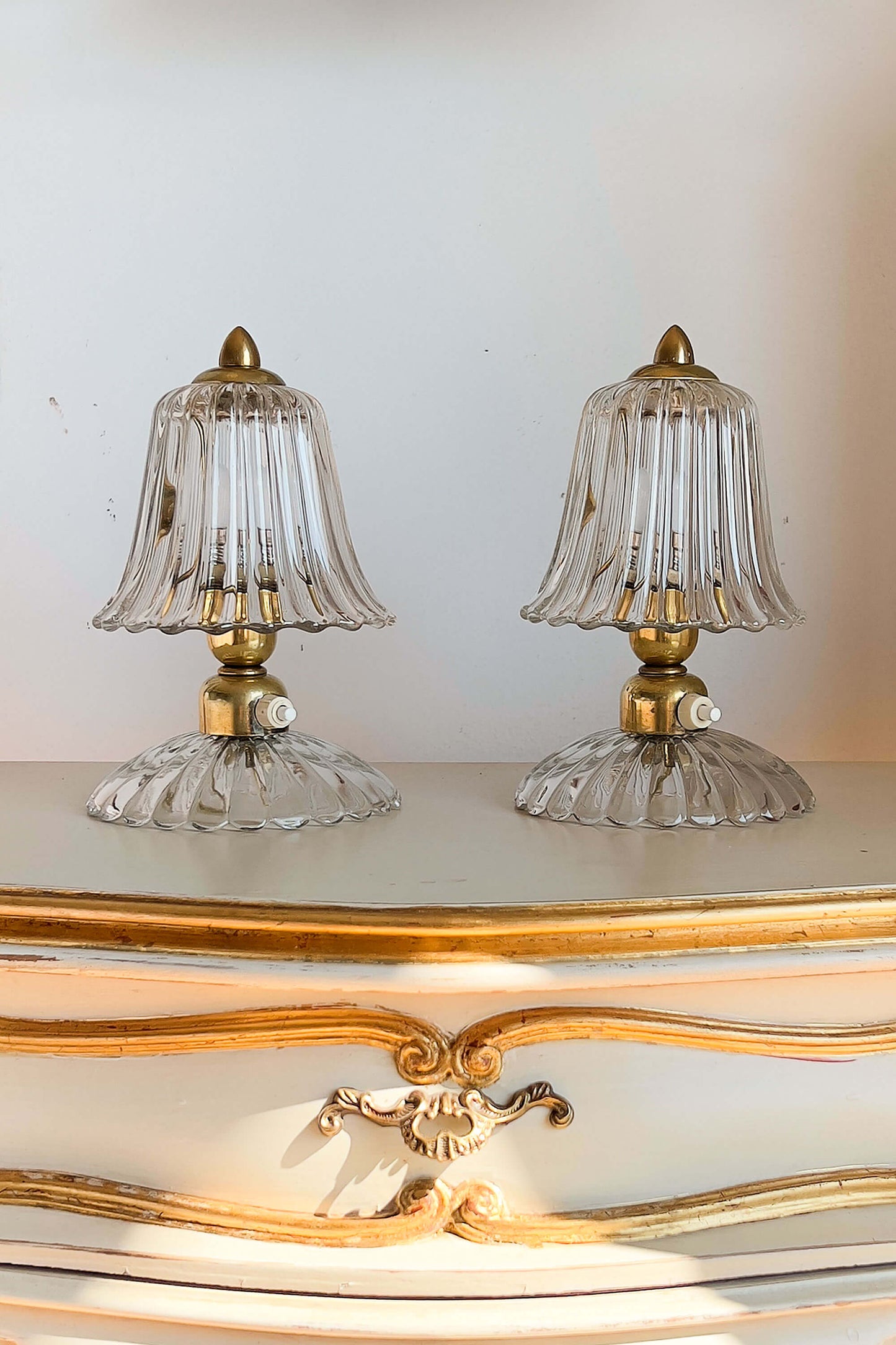 Lampade vetro Murano anni '40, Barovier & Toso. Raffinato paralume rigadin, luce centrale per un'atmosfera unica. | Lo Stile Italiano