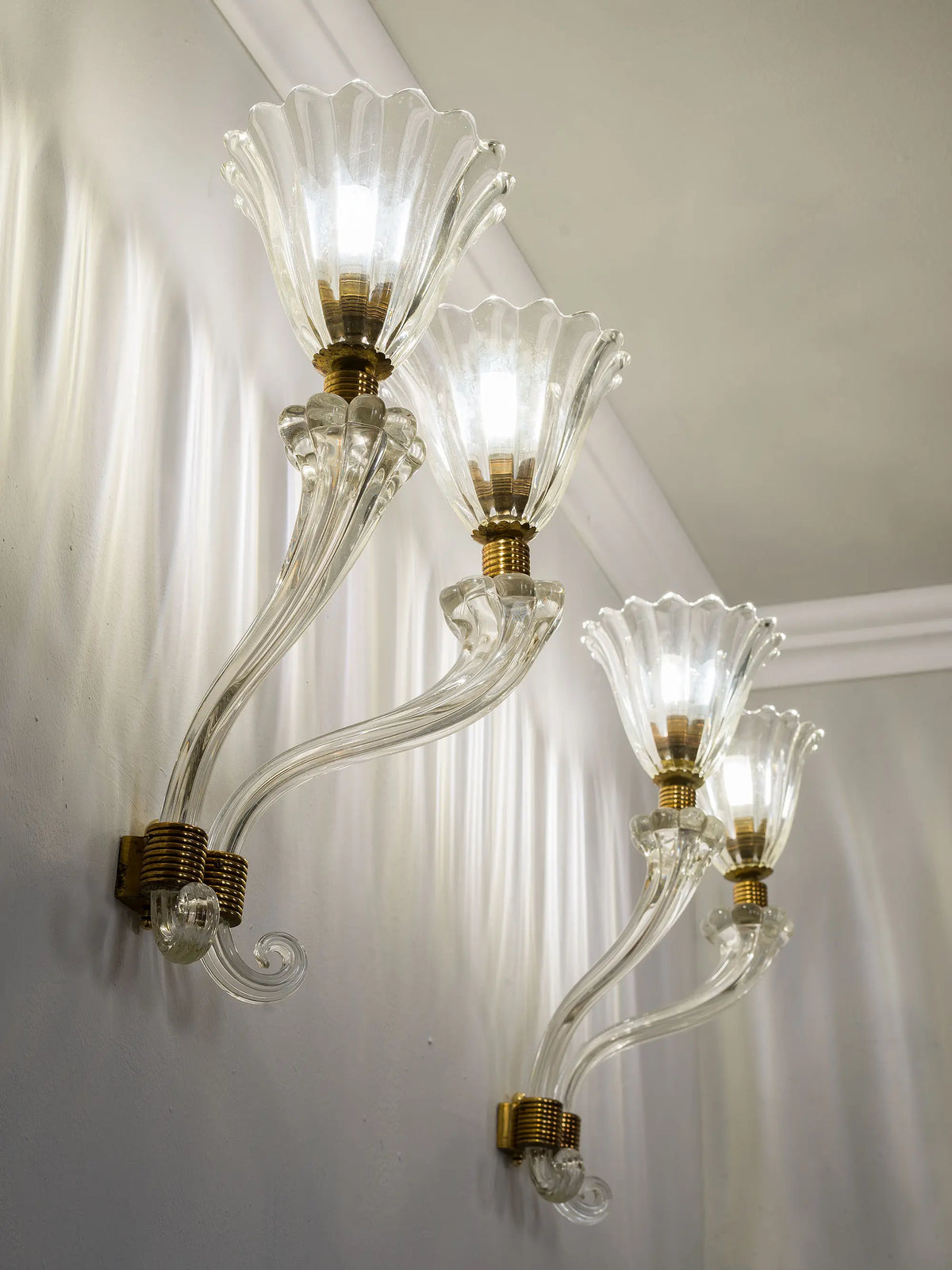 Lampade da parete italiane anni '30 illuminate, in vetro di Murano trasparente | Lo Stile Italiano