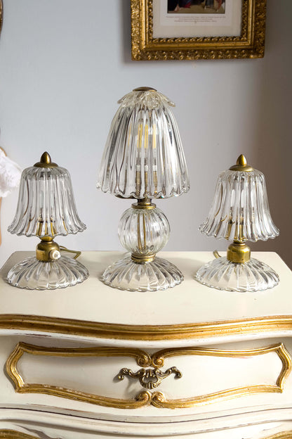 Lampade da tavolo in vetro di Murano con paralumi a forma di bicchiere. | Lo Stile Italiano