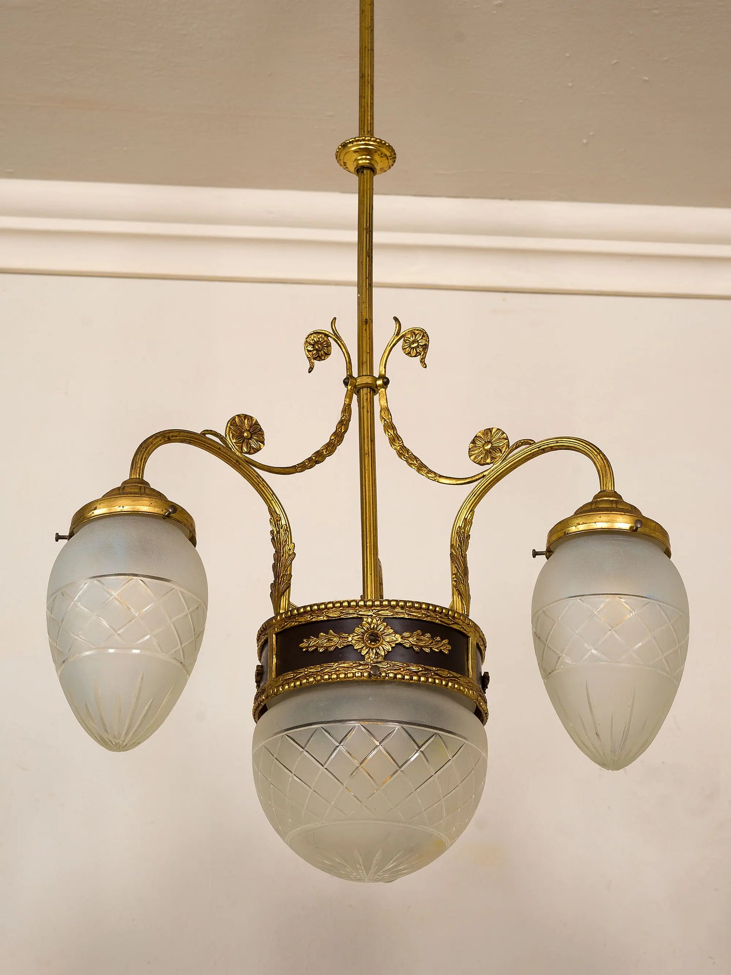 Vista centrale del lampadario italiano Liberty con decorazioni floreali| Lo Stile Italiano