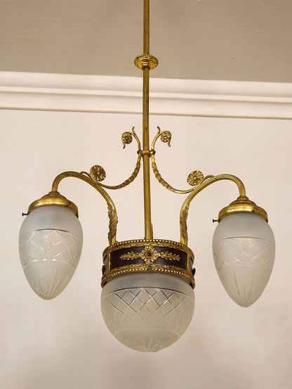 Vista centrale del lampadario italiano Liberty con decorazioni floreali| Lo Stile Italiano