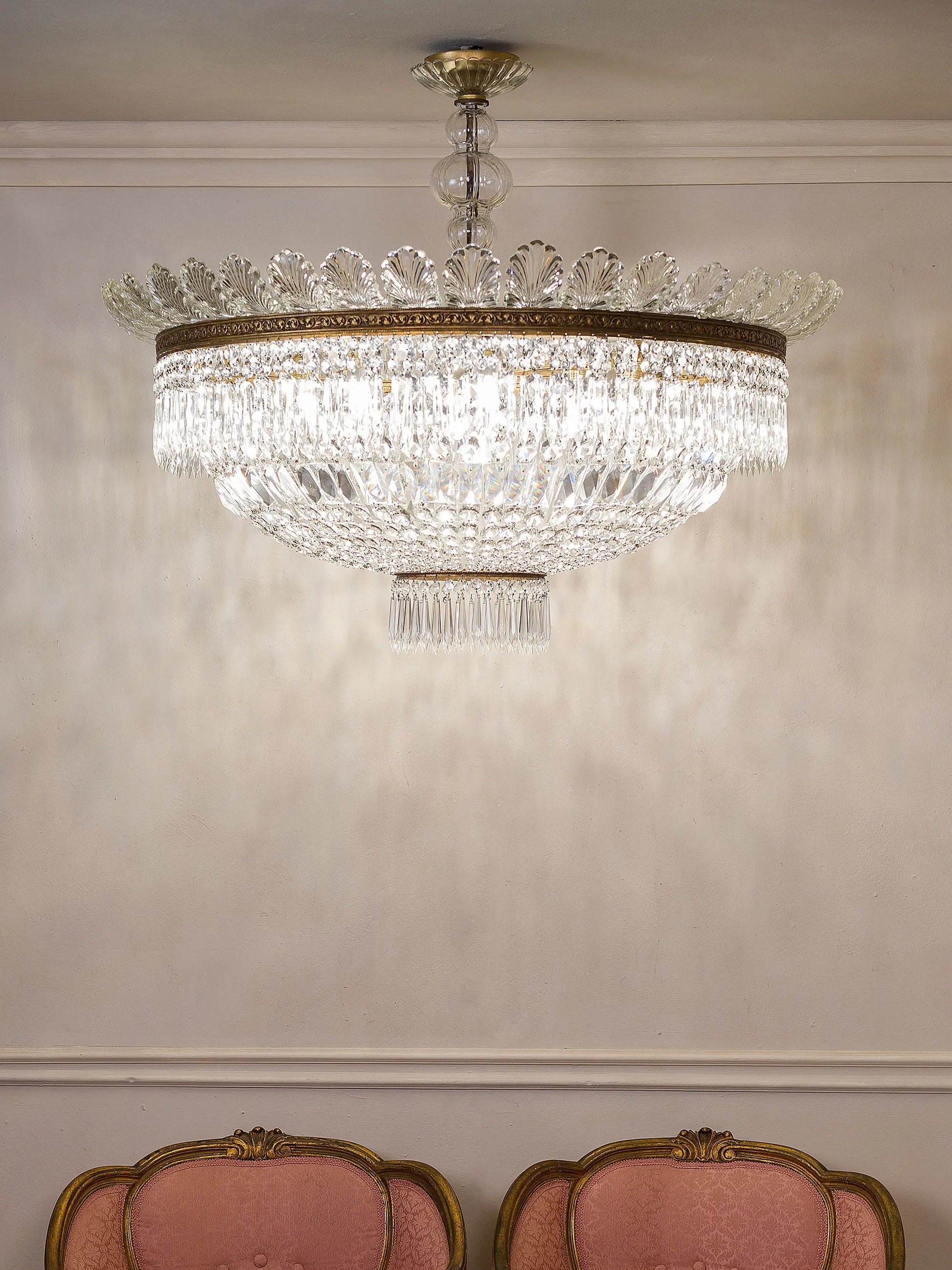 Lampadario antico Impero con cristalli molati di Boemia e struttura in ottone dorato. | Lo Stile Italiano