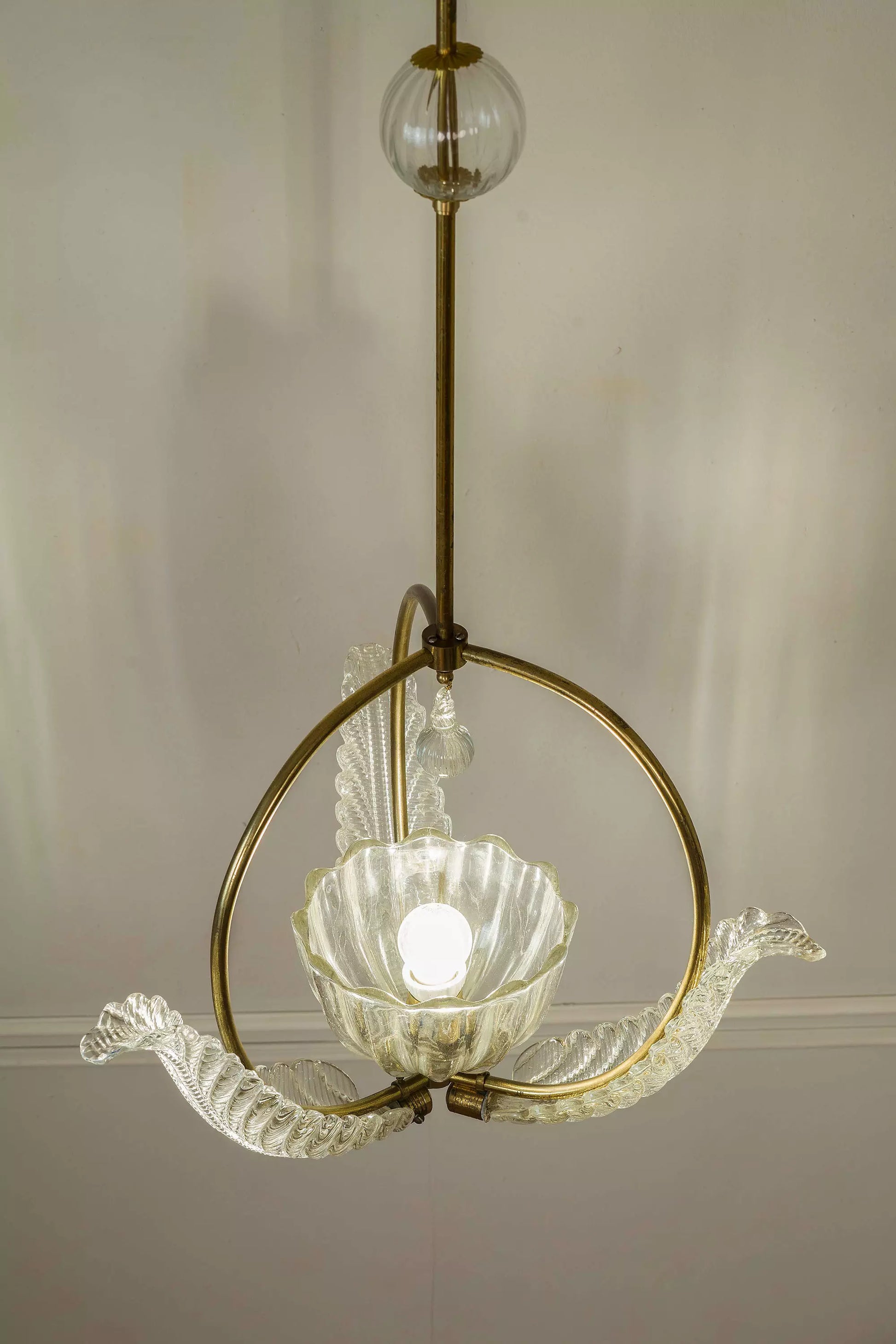 Elegante lampadario in vetro soffiato di murano, con una luce centrale|Lo Stile Italiano