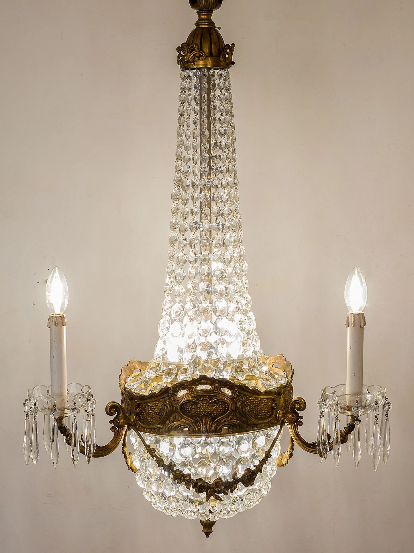 Elegante lampadario dalla forma allungata. | Lo Stile Italiano