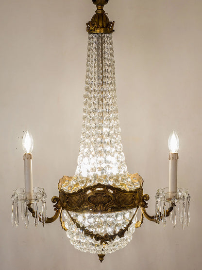 Elegante lampadario dalla forma allungata. | Lo Stile Italiano