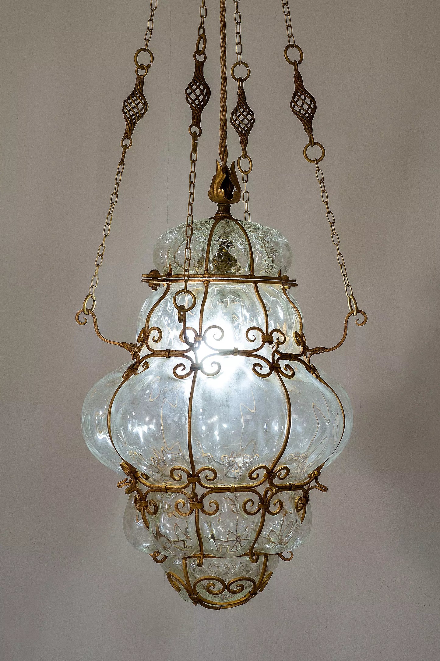 Elegante Lanterna a Sospensione in Vetro di Murano con Gabbia in Metallo Dorato: Design Vintage Veneziano.| Lo Stile Italiano
