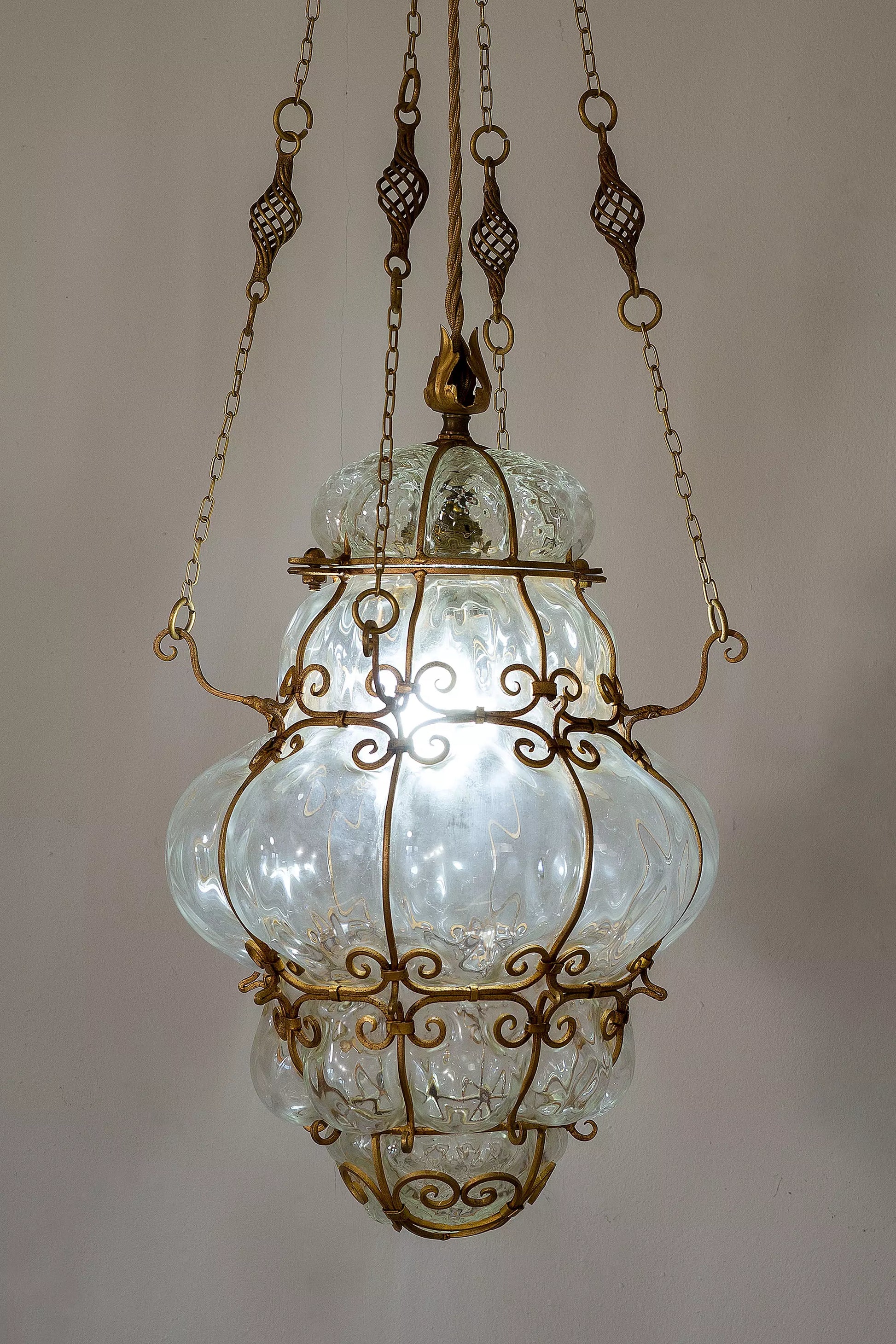 Elegante Lanterna a Sospensione in Vetro di Murano con Gabbia in Metallo Dorato: Design Vintage Veneziano.| Lo Stile Italiano