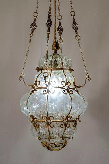 Elegante Lanterna a Sospensione in Vetro di Murano con Gabbia in Metallo Dorato: Design Vintage Veneziano.| Lo Stile Italiano