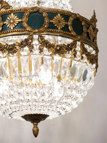 Visto dal basso, lampadario acceso| Lo Stile Italiano