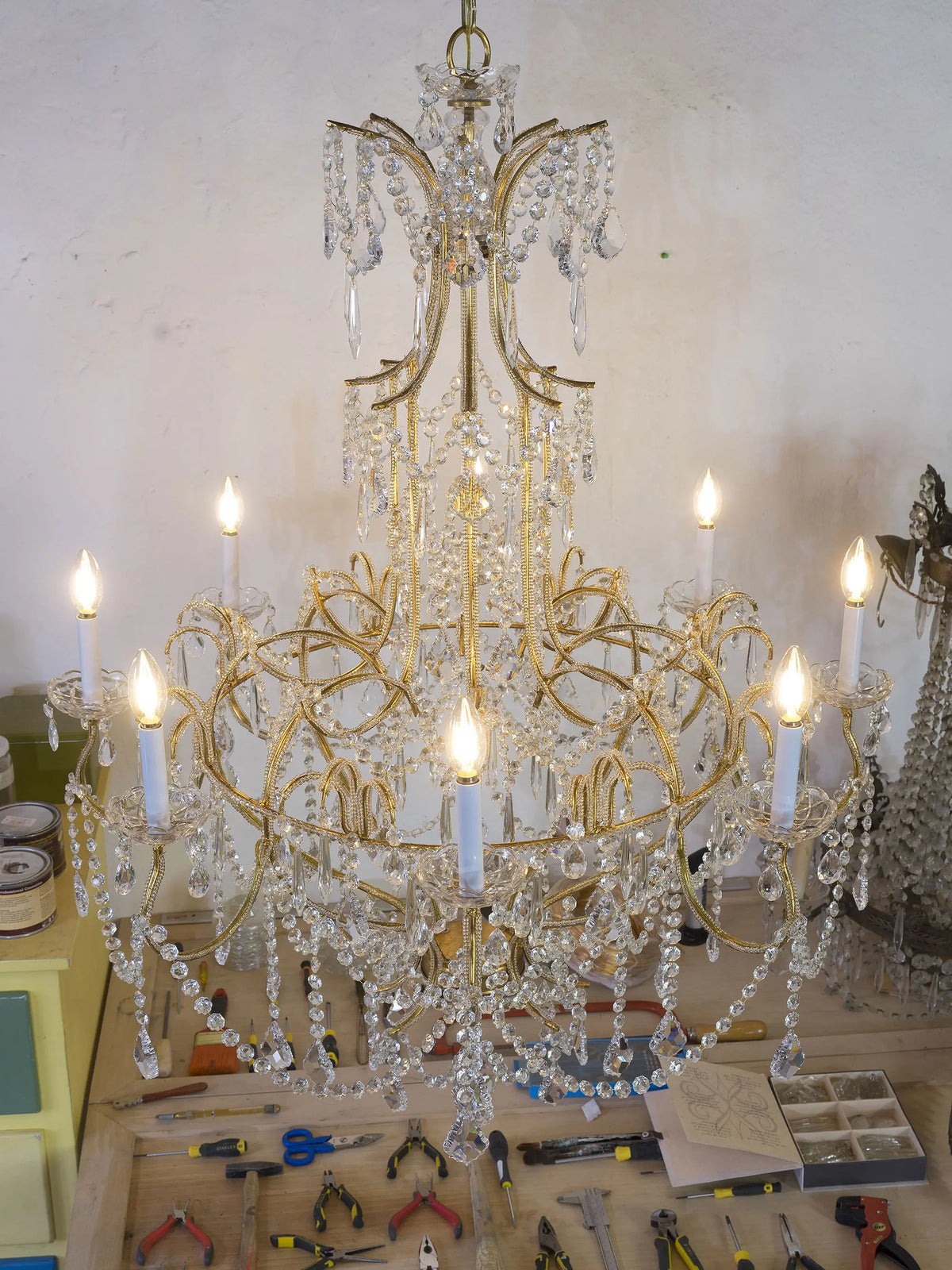 Elegant chandelier with crystal pendants | Lo Stile Italiano
