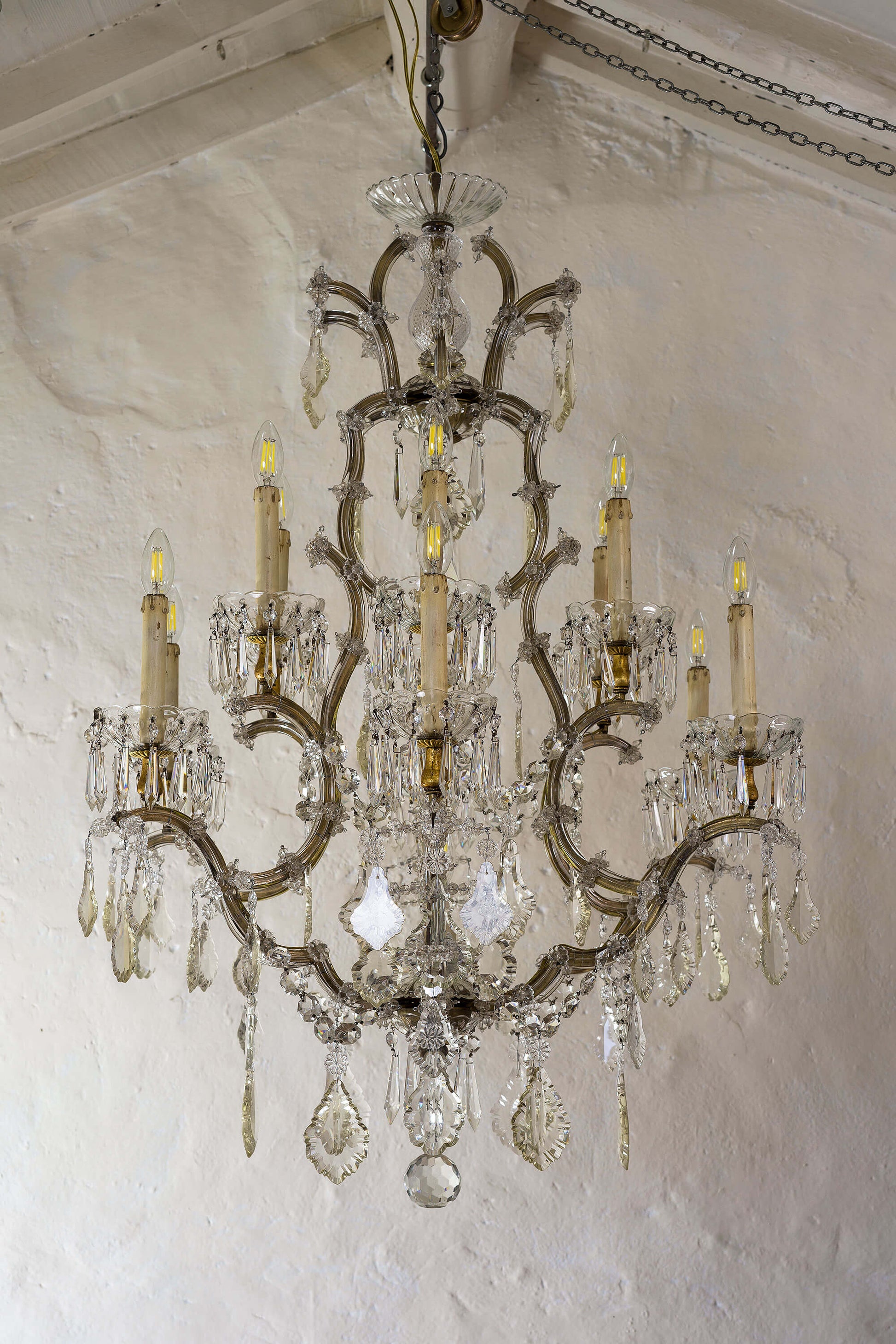 Sontuoso lampadario antico di cristallo a 12 bracci disposti su due piani. | Lo Stile Italiano
