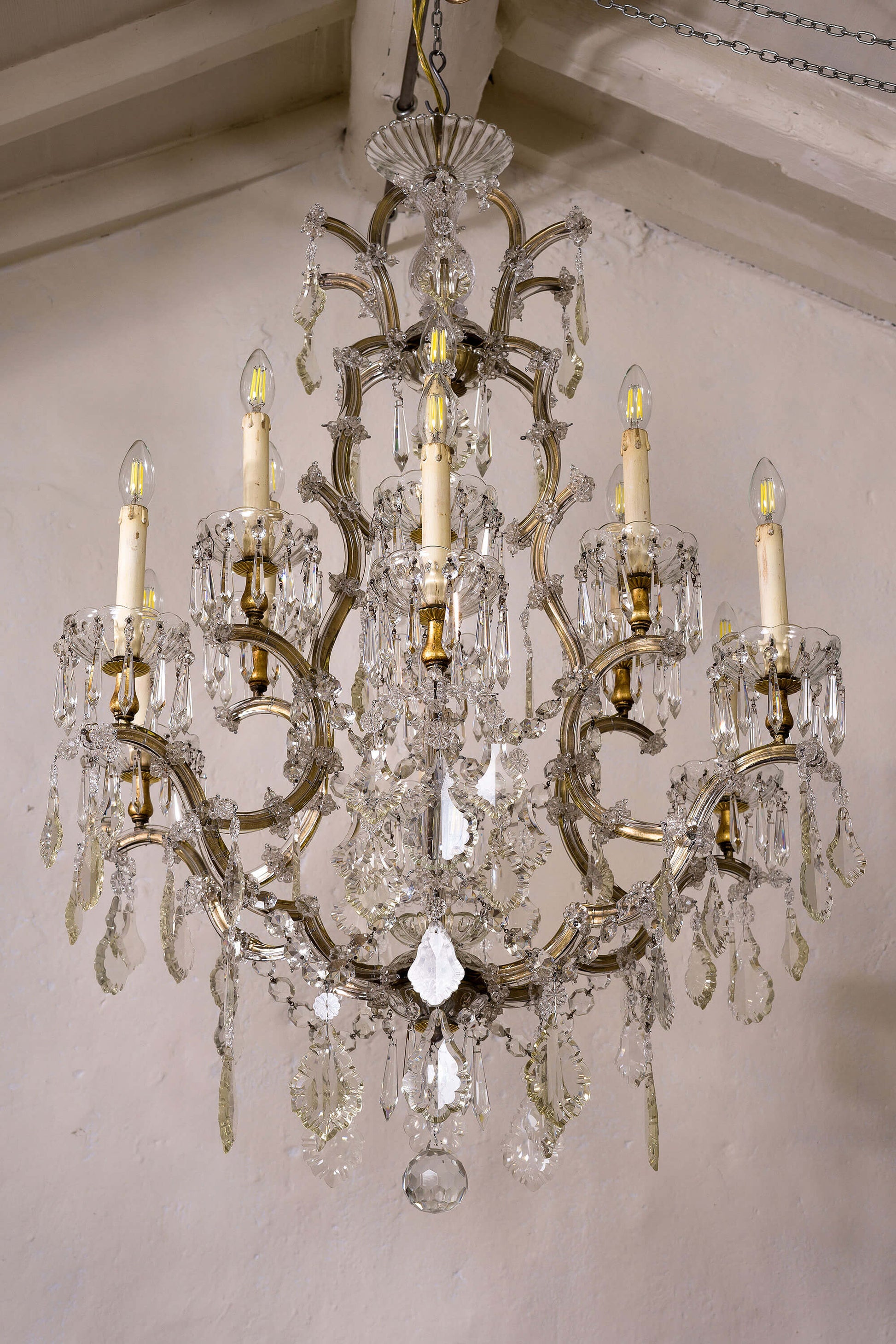 Elegante lampadario Maria Teresa con struttura in ferro battuto, dorato. | Lo Stile Italiano