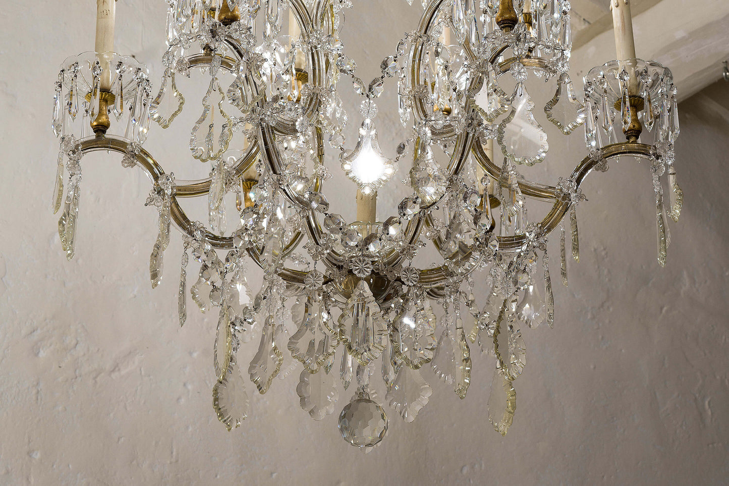 Importante lampadario da soggiorno in vetallo placcato e vetro. | Lo Stile Italiano