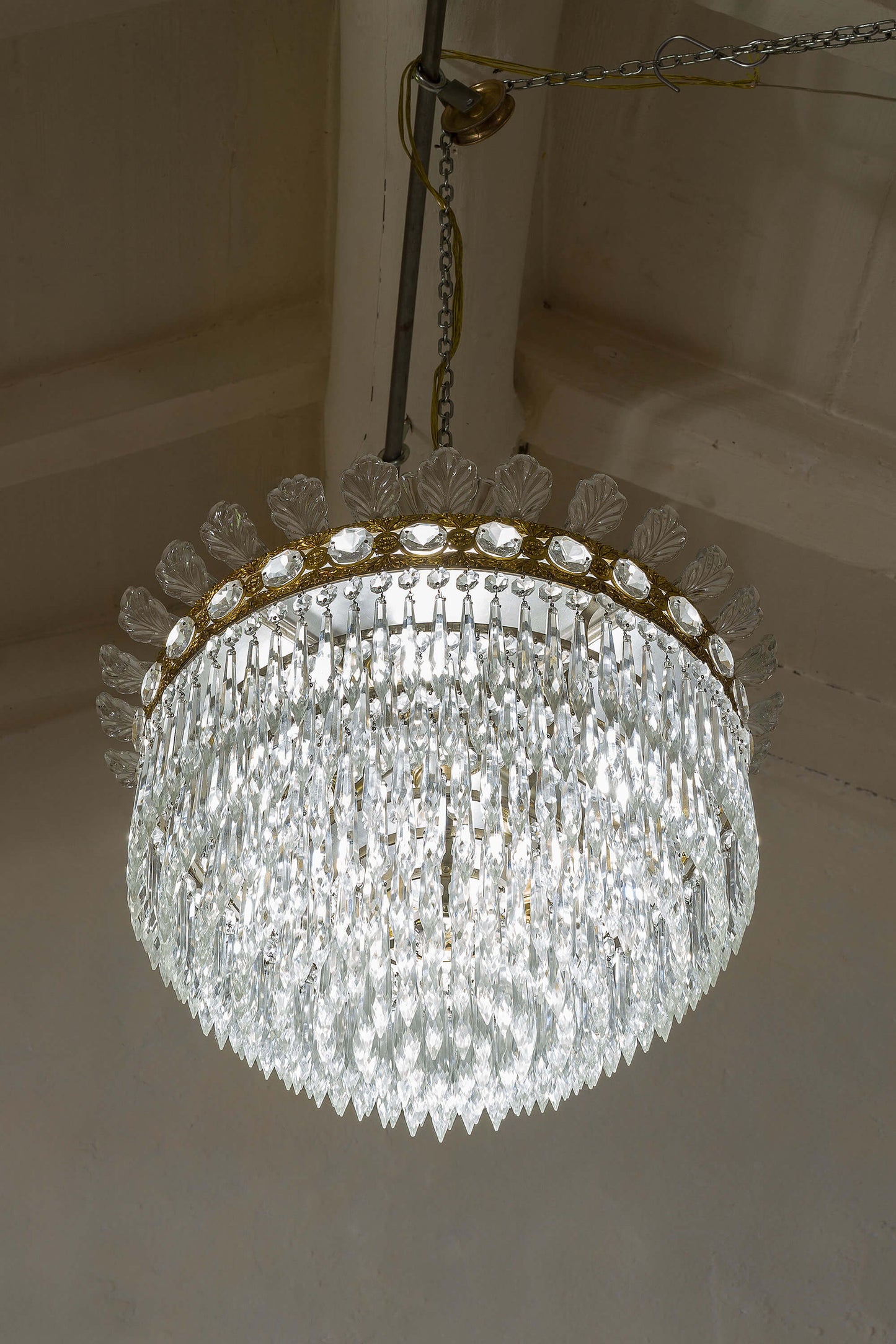 lampadario con corona centrale arricchita da ottagoni di cristallo incastonati. | Lo Stile Italiano