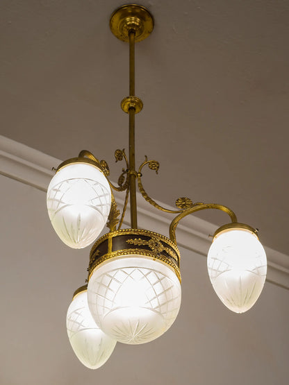 Lampadario antico Art Nouveau in ottone dorato con quattro coppe in vetro inciso | Lo Stile Italiano