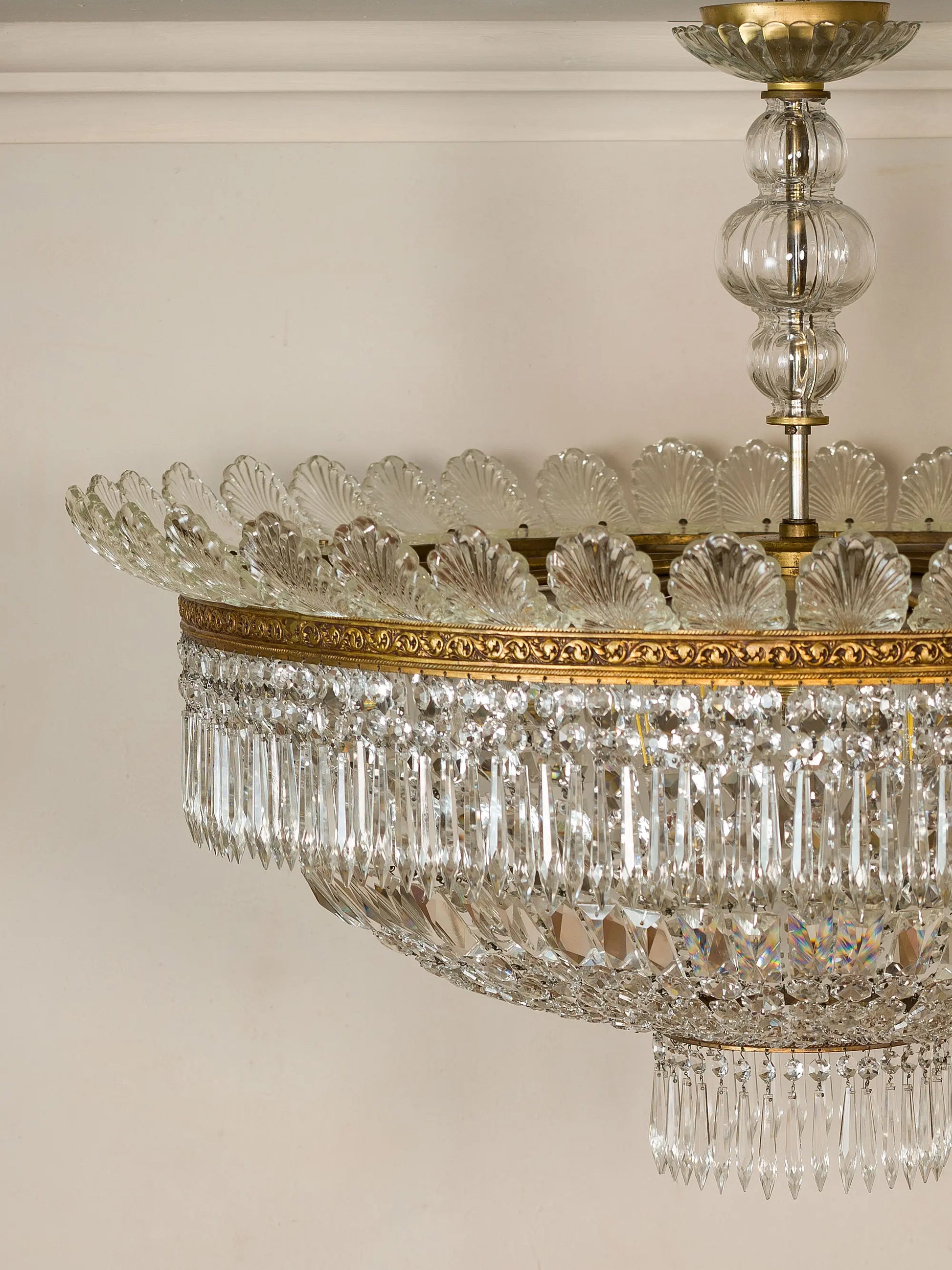 Plafoniera Impero con corona in ottone e foglie di vetro disposte a raggiera. | Lo Stile Italiano