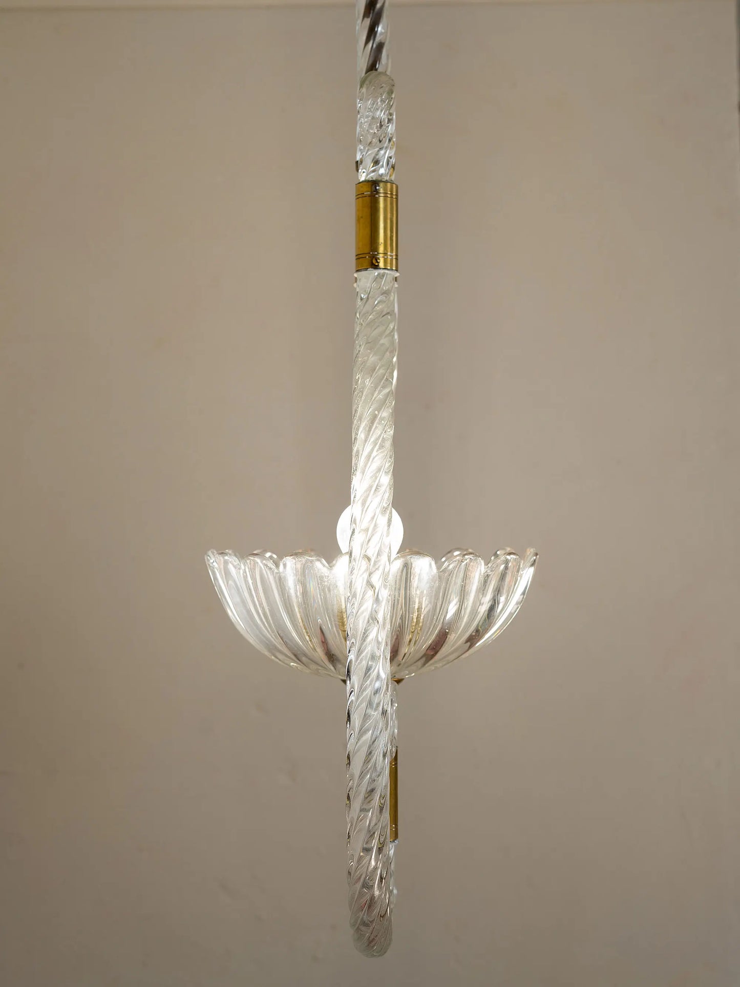 Lampadario antico di Murano con coppa centrale in vetro rigadin. Antique Murano chandelier with central bowl. Lustre ancien de Murano à coupe centrale. Antiker Murano-Kronleuchter mit Schale. Lámpara antigua de Murano con copa central| Lo Stile Italiano