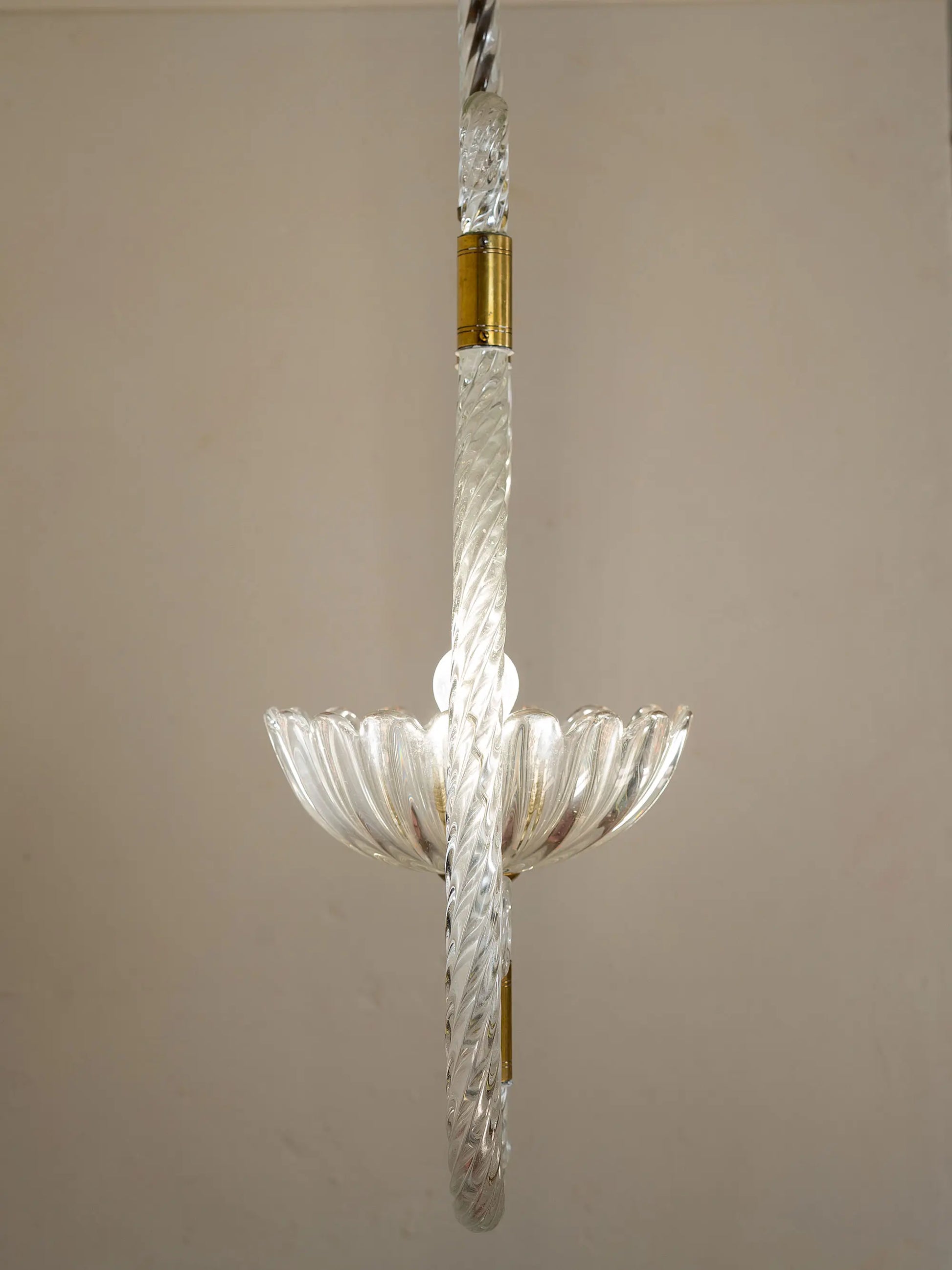 Lampadario antico di Murano con coppa centrale in vetro rigadin. Antique Murano chandelier with central bowl. Lustre ancien de Murano à coupe centrale. Antiker Murano-Kronleuchter mit Schale. Lámpara antigua de Murano con copa central| Lo Stile Italiano