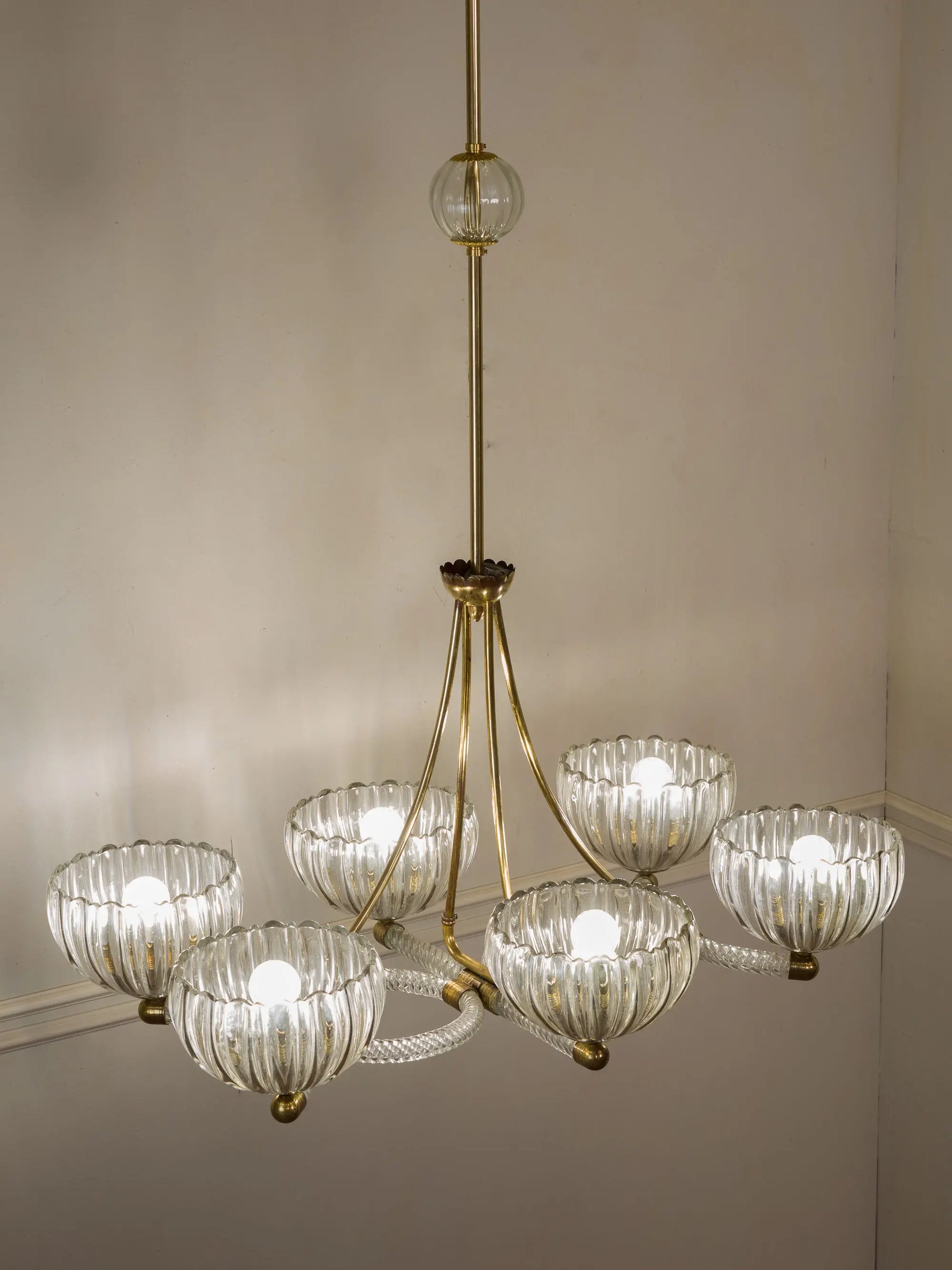 Lampadario Murano mid-century con bracci in vetro torchon e dettagli in ottone lucido. | Lo Stile Italiano