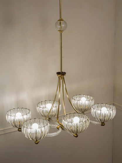 Lampadario Murano mid-century con bracci in vetro torchon e dettagli in ottone lucido. | Lo Stile Italiano