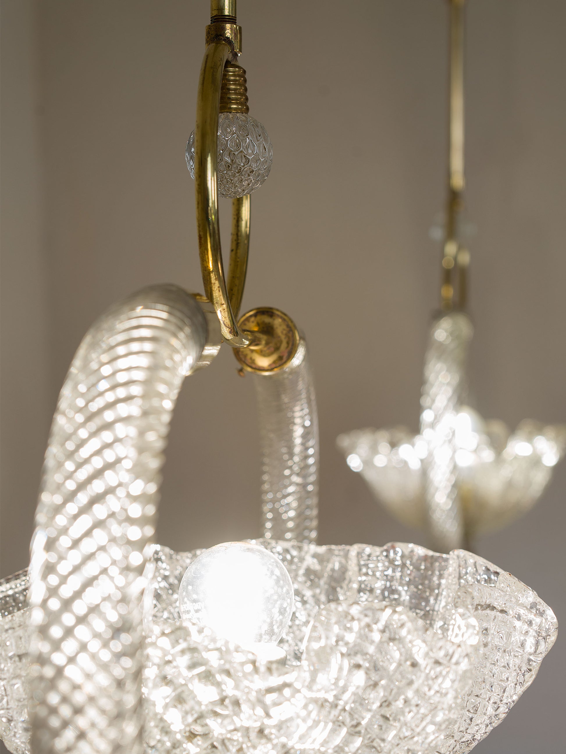 dettaglio della lavorazione del vetro dei lampadari | Lo Stile Italiano