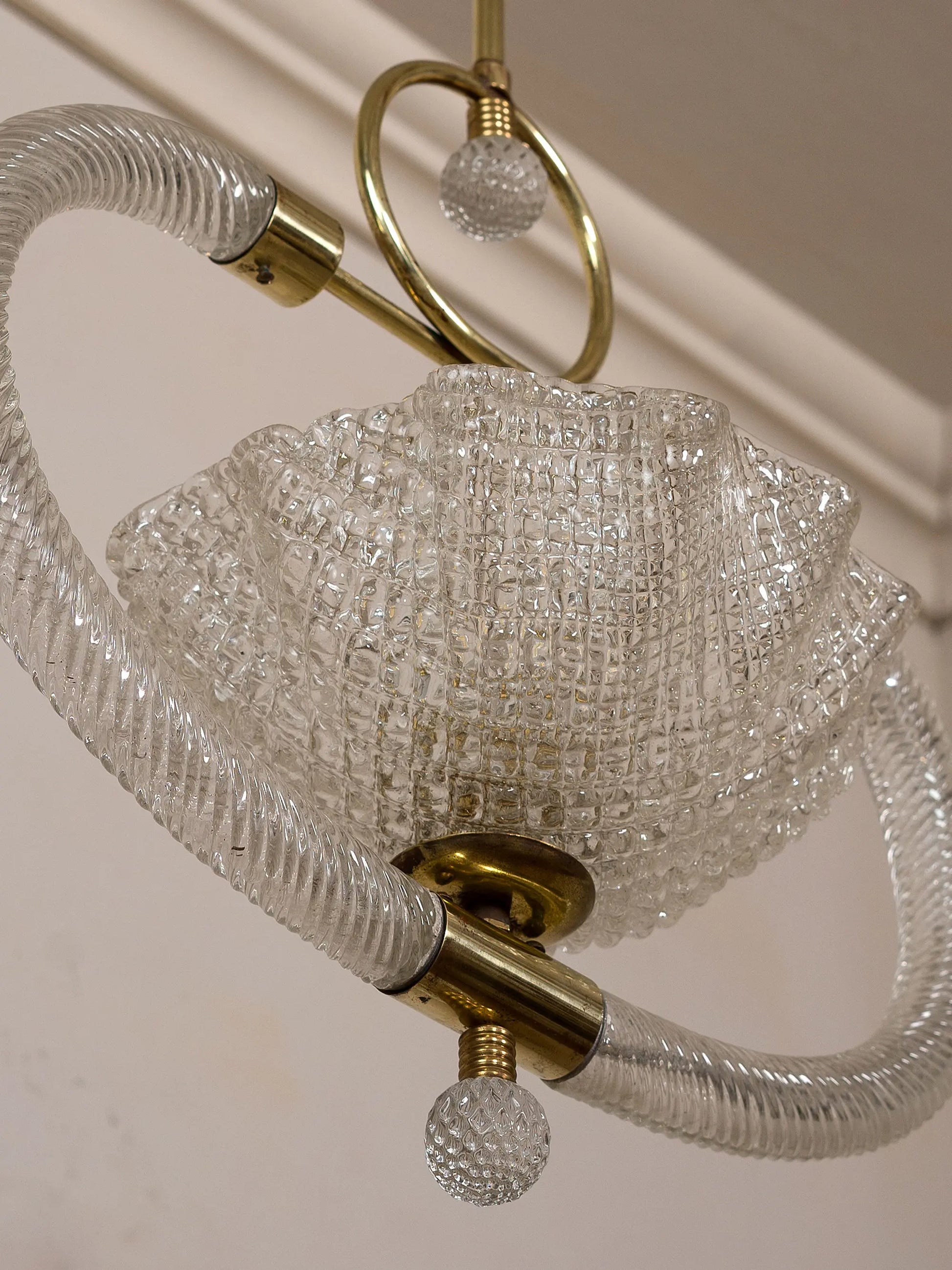 Dettaglio ravvicinato del lampadario Barovier con coppa in vetro soffiato di Murano | Lo Stile Italiano