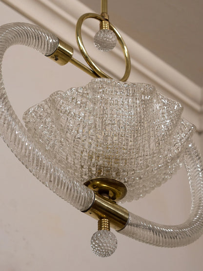 Dettaglio ravvicinato del lampadario Barovier con coppa in vetro soffiato di Murano | Lo Stile Italiano