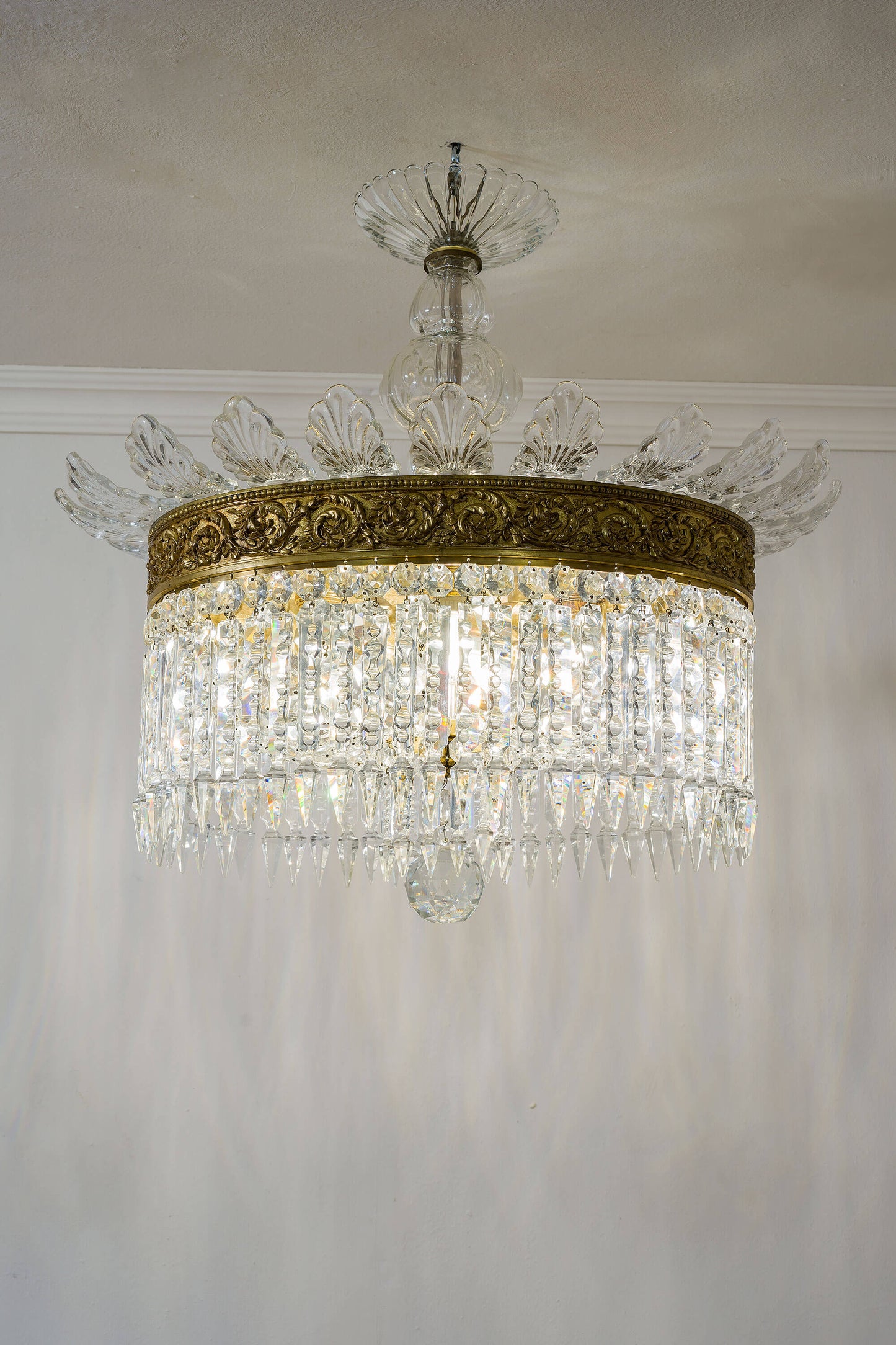 Arte e illuminazione: Lampadario mongolfiera in cristallo e bronzo realizzato nei primi'900.| Lo Stile Italiano