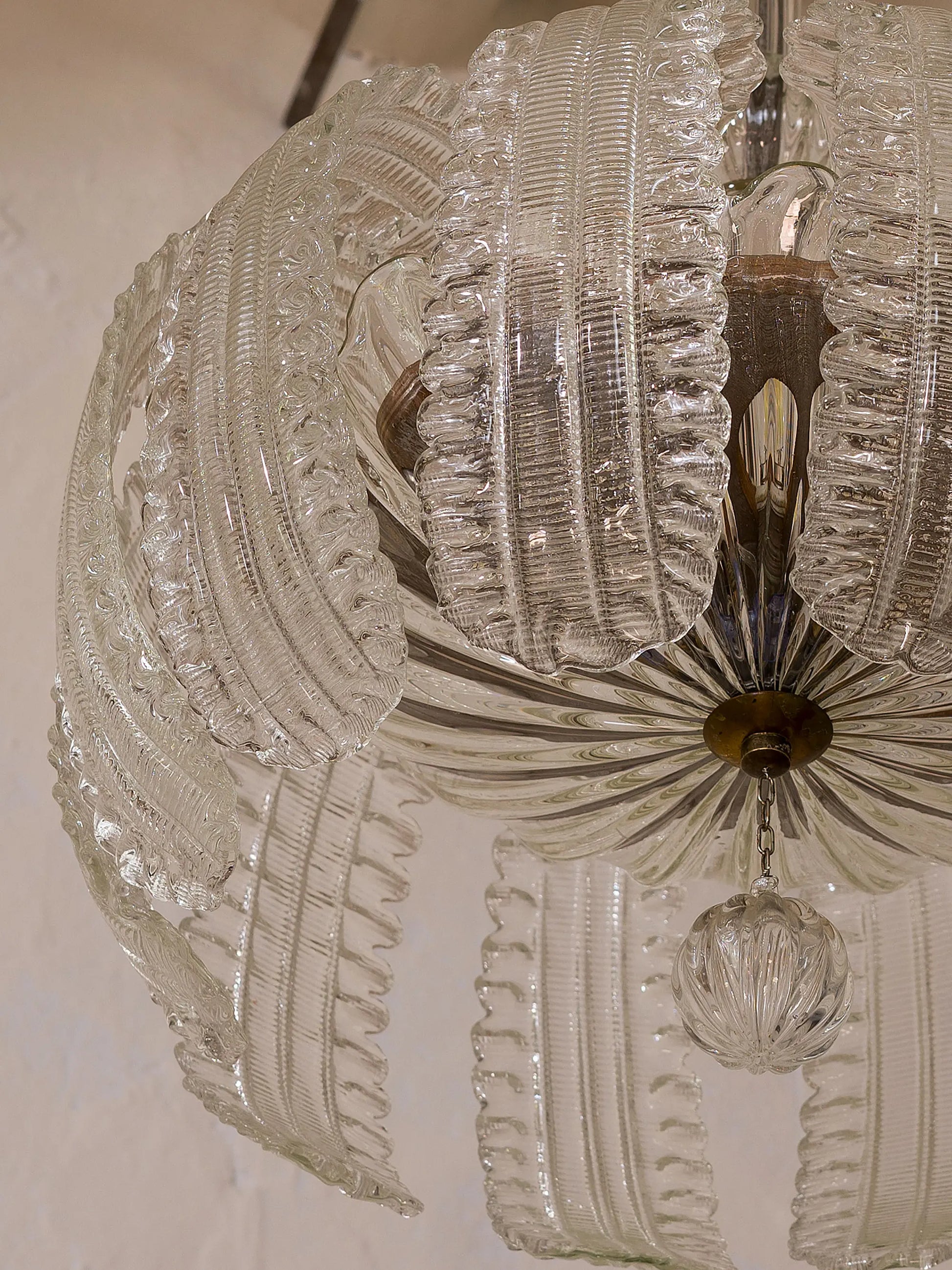 Dettaglio del lampadario visto da sotto con sfera in vetro soffiato | Lo Stile Italiano